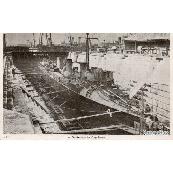 Carte postale "A Destroyer in Dry Dock" -N�1071