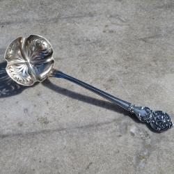 Ancienne grande cuill&egrave;re &agrave; saupoudrer en m&eacute;tal argent&eacute;/Plaquage d'argent avec poin&ccedil;on d'orf&egrave;vrerie,