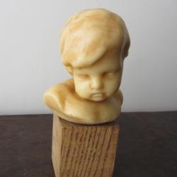 Petit buste de ch&eacute;rubin en cire sur socle bois 1900