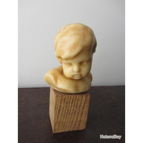 Petit buste de ch�rubin en cire sur socle bois 1900