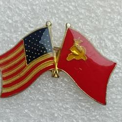 PINS PATRIOTIQUE USA  DRAPEAU ETATS UNIS ET URSS RUSSIE GUERRE FROIDE