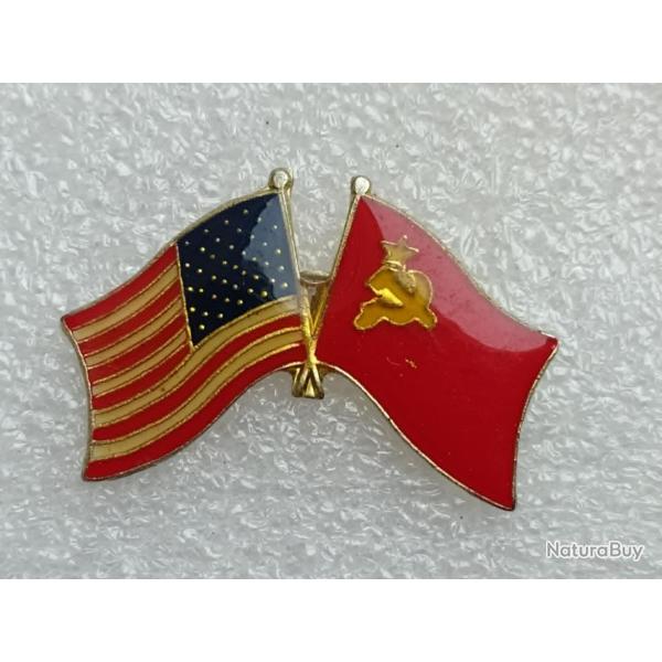 PINS PATRIOTIQUE USA  DRAPEAU ETATS UNIS ET URSS RUSSIE GUERRE FROIDE