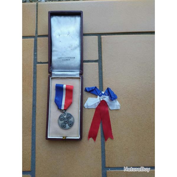 MEDAILLE  DU TRAVAIL USINE DE TROYES PETIT BATEAU ATTRIBUEE DATEE 1948 AVEC BOITE  ARTHUS BERTRAND