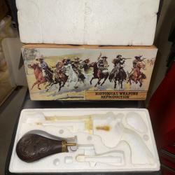 BOITE  VINTAGE ORIGINALE POUR REVOLVER POUDRE NOIRE avec sa poire &agrave; poudre (ressort cass&eacute;)
