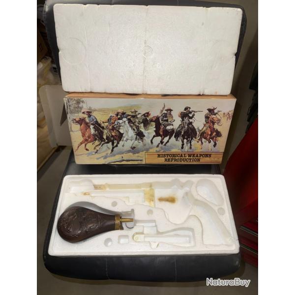 BOITE  VINTAGE ORIGINALE POUR REVOLVER POUDRE NOIRE avec sa poire � poudre (ressort cass�)