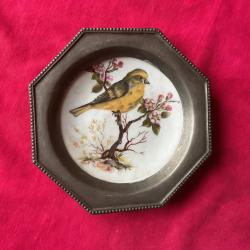 Jolie assiette d&eacute;corative en &eacute;tain et porcelaine, pas de prix de r&eacute;serve