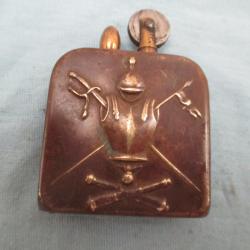artisanat de tranch&eacute;e superbe briquet a essence d&eacute;cor cuirasse sur une face