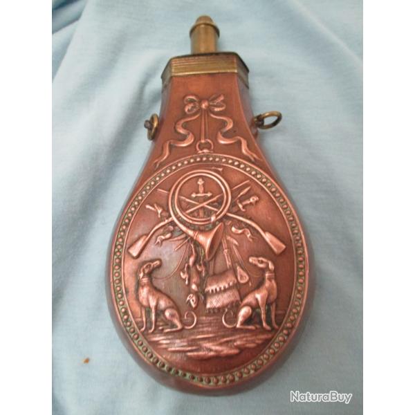 tr�s belle poire a poudre XIX em - syst�me a piston d�cor de chasse