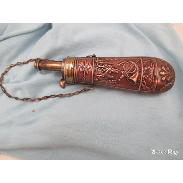 tr�s belle poire a poudre XIX em - avec signature - P Q F a paris d�cor de chasse