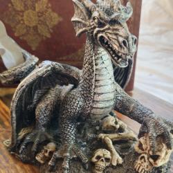 Figurine dragon avec petite dague