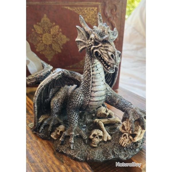 Figurine dragon avec petite dague