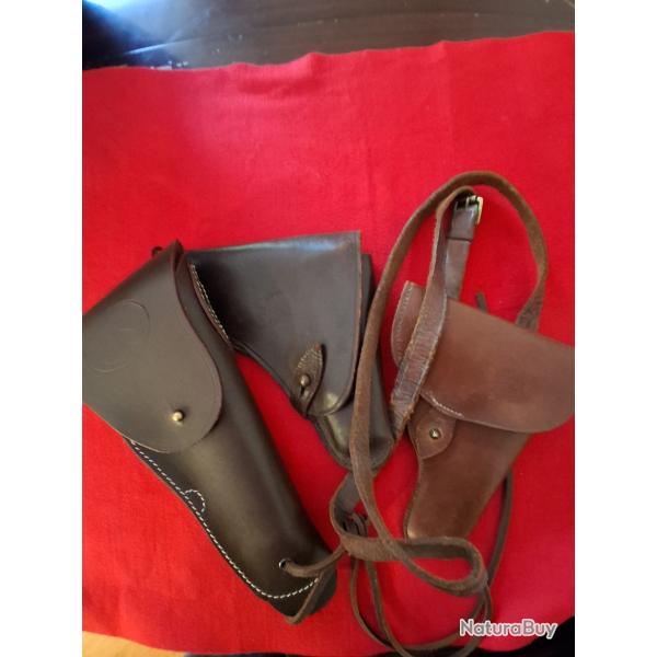 lot de trois �tuis  cuir pour pistolets