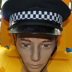 CASQUETTE BRITANNIQUE , TAILLE 58 , BON ETAT  A NOTER UNE TRACE SUR LA VISIERE  A NETTOYER VOIR PHOT