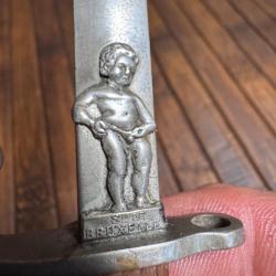 BA&Iuml;ONNETTE MINIATURE BRUXELLES a l'effigie de  Manneken-Pis