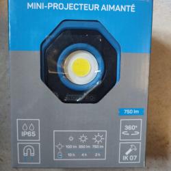 [NEUF] Mini projecteur aimant&eacute; &eacute;tanche