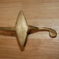 Garde en laiton avec oreillons, type sabre de hussard