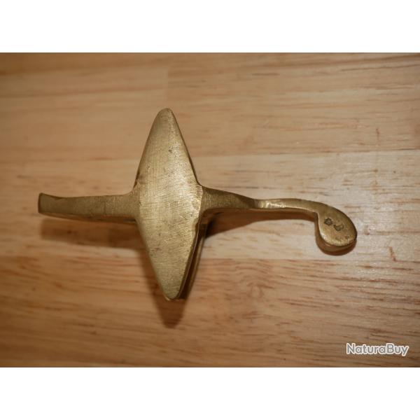 Garde en laiton avec oreillons, type sabre de hussard
