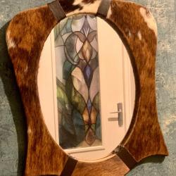 Miroir vintage style western en cuir de vachette  milieu du XXe si&egrave;cle -