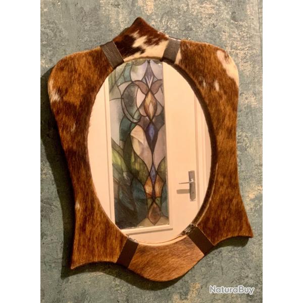 Miroir vintage style western en cuir de vachette  milieu du XXe si�cle -