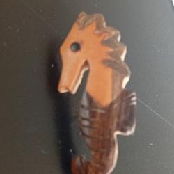 Hippodrome pin's en bois ref 3800
