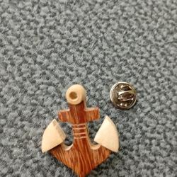 Pin's ancre marine bateau en bois ref 3801