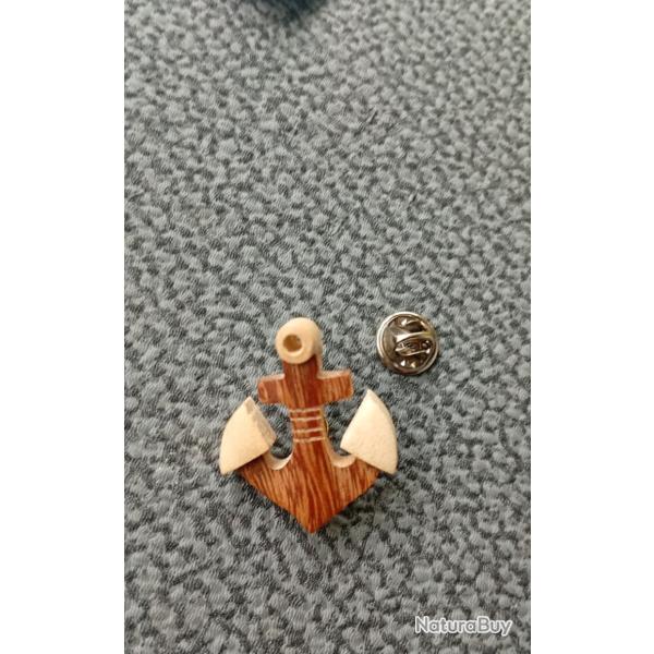 Pin's ancre marine bateau en bois ref 3801
