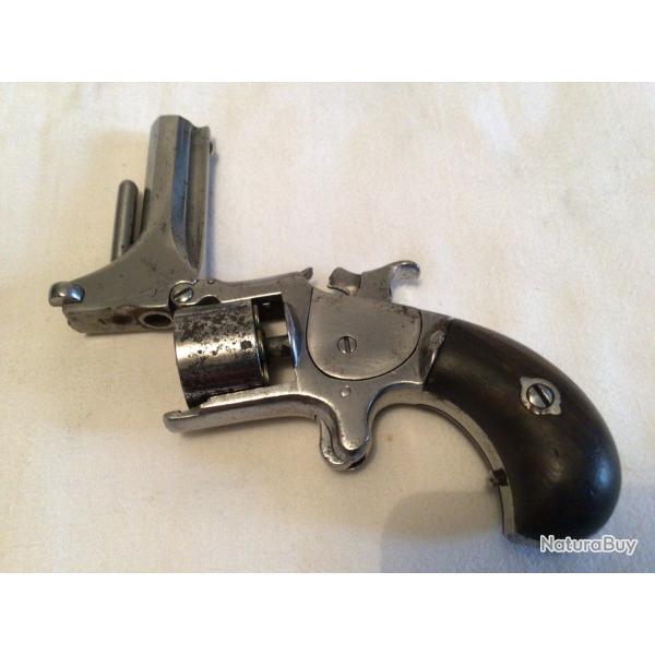 Beau revolver 22 short 7 coups S&W ou de type voir poin�on