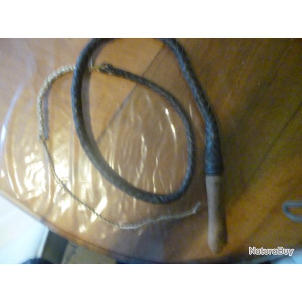 Cravache , fouet , lani�re en cuir tress�e , longueur hors tout 180 cm