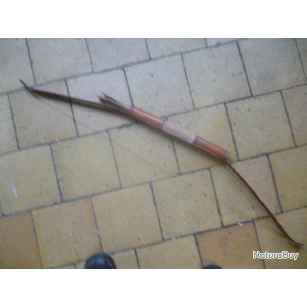 Arc africain , avec carcois et 6 fl�ches avec bout en acier  , le tout en bambou