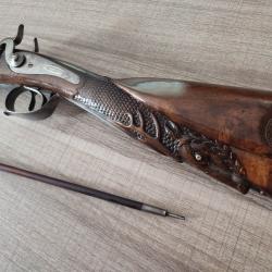 Magnifique fusil sign&eacute; &agrave; percussion de luxe crosse en noyer sculpt&eacute;e d'un cervid&eacute; canon damas