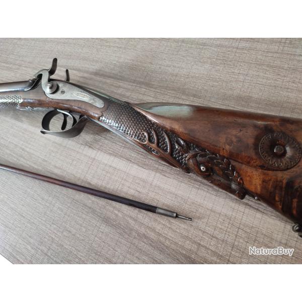 Magnifique fusil sign� � percussion de luxe crosse en noyer sculpt�e d'un cervid� canon damas