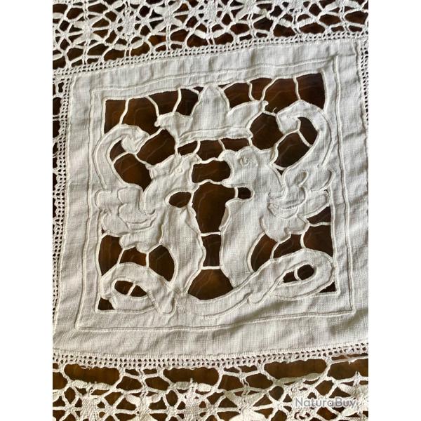 Panneau  de dentelle ancienne  � motif bestiaire - Cr�atures mythiques h�raldiques et dragons - XIXe
