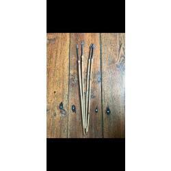 Bel ensemble ancien de 4 fl&egrave;ches d&eacute;coratives anciennes en bambou (ou roseau) avec pointes m&eacute;tallique