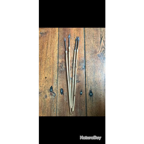 Bel ensemble ancien de 4 fl�ches d�coratives anciennes en bambou (ou roseau) avec pointes m�tallique