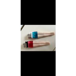 Lot de 2 briquets vintage fantaisie repr&eacute;sentant des jambes f&eacute;minines.