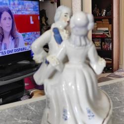 BIBELOT COUPLE DE NOBLE QUI DANSE PORCELAINE