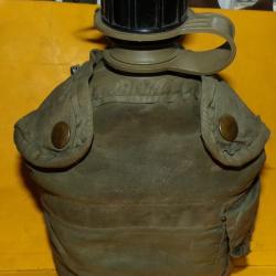 ARMEE AMERICAINE U.S  : GOURDE AVEC SON QUART ET SA HOUSSE , LA GOURDE EST EN PLASTIQUE AVEC BEC VER