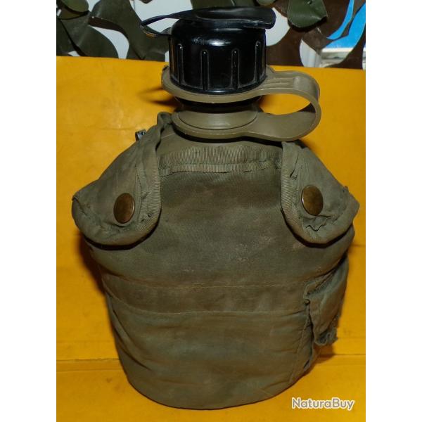 ARMEE AMERICAINE U.S  : GOURDE AVEC SON QUART ET SA HOUSSE , LA GOURDE EST EN PLASTIQUE AVEC BEC VER