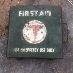 Boite M&eacute;dicale vide FIRST AID FOR EMERGENCY USE ONLY -  US WW2