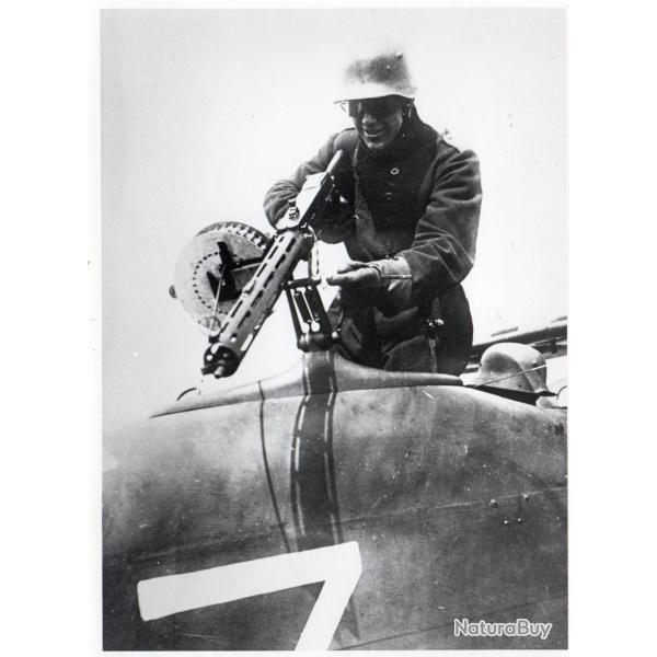 Photo d'un soldat allemand avec mitrailleuse -N�A81XL