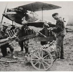 Photographie de soldats chargeant des munitions dans un avion -N&deg;A82XL