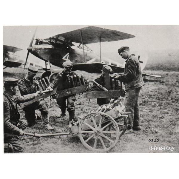 Photographie de soldats chargeant des munitions dans un avion -N�A82XL