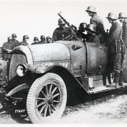 Photographie de soldats allemands dans une voiture  -N&deg;A84XL