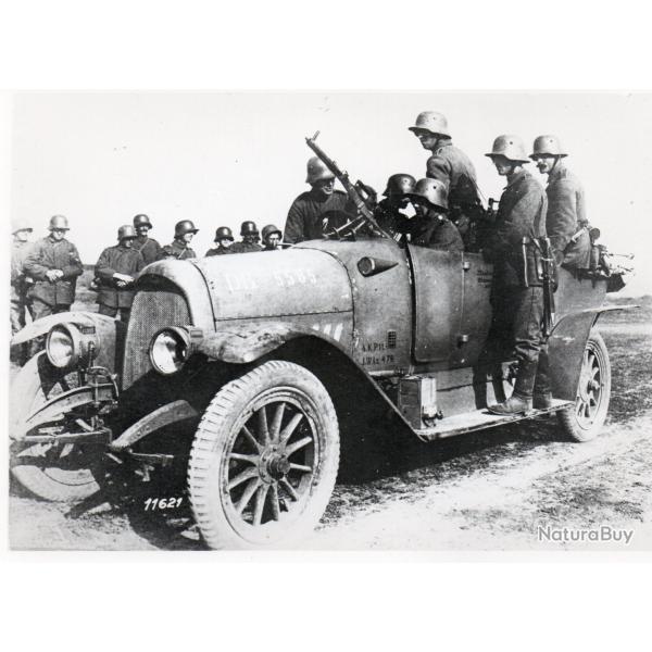Photographie de soldats allemands dans une voiture  -N�A84XL