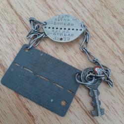 Plaque du Stalag XVII A autrichien avec bracelet du prisonnier, cl&eacute; et pendentif porte bonheur.