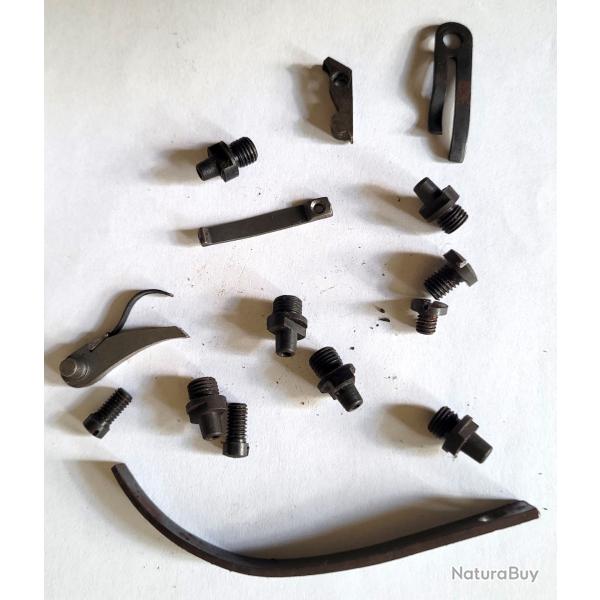 Lot de pi�ces pour revolver � poudre noire.