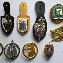 Lot de 12 insignes militaires fran&ccedil;ais