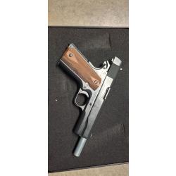 LOT COLT 1911 CLASSIC ET COLT SAA 45 PAECEMAKER FINITION VIEILLIE CO2