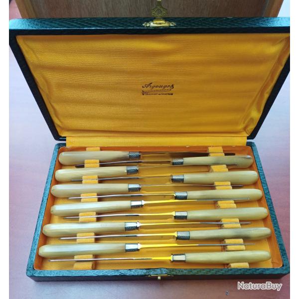 Ancien et rare service de 12 couteaux � dessert en corne ARGOUGES / ST BONNET