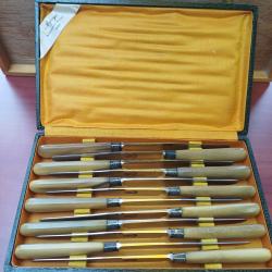 Ancien et rare service de 12 couteaux en corne ARGOUGES / ST BONNET